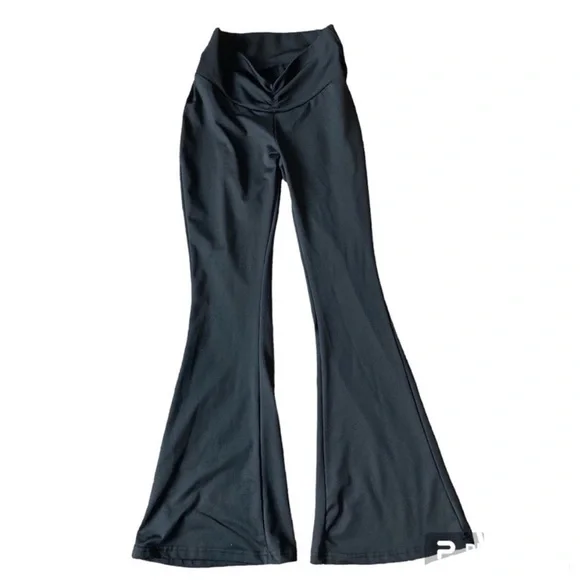 XS/S Back scrunch flare leggings in black! 🍑 FREE WITH PURCHASE (ADD TO BUNDLE!) - Picture 9 of 11